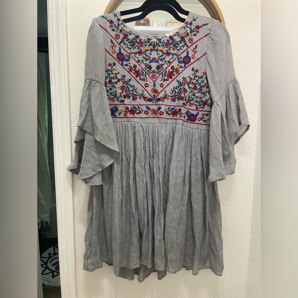 EUC Umgee Gray Dress with Multicolor Embroidery Flowy Sleeves